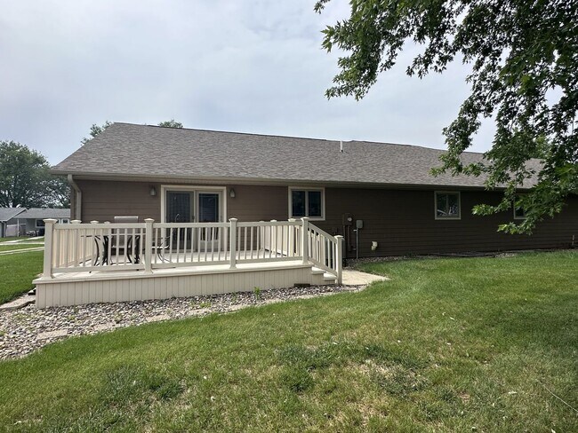 Building Photo - Spacious 3 Bed / 3 Bath Duplex in Sanborn, IA