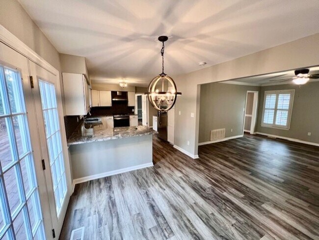 Building Photo - Colonial home with large yard