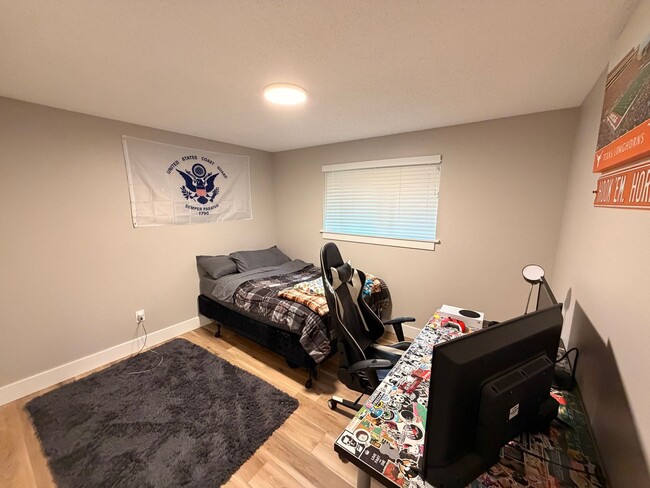 Building Photo - Fully Furnished 2 bed, 1 bath w/ Garage in Puyallup!