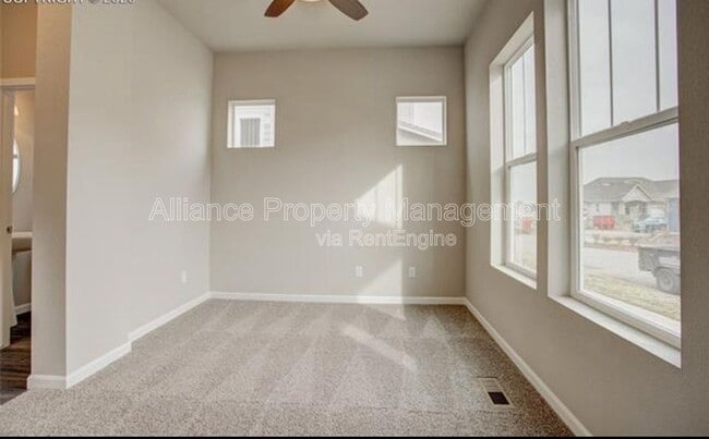 Building Photo - 1168 Solitaire St