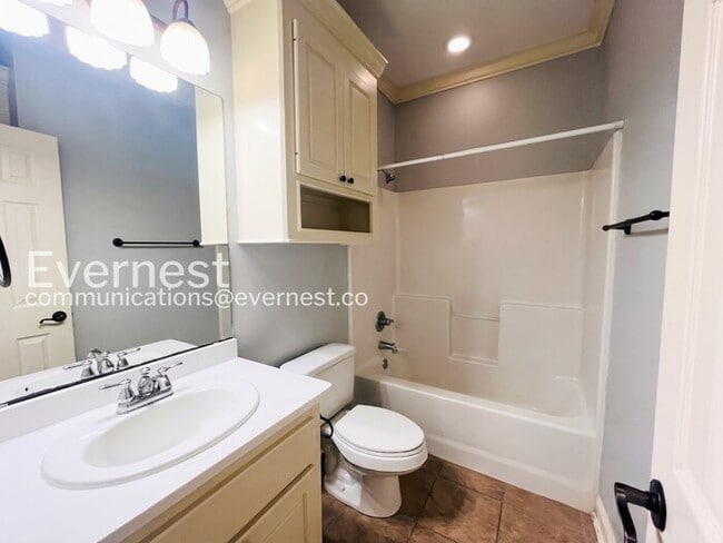Building Photo - 3 Bed/2 Bath Home with Fenced Yard & Garage / Pet-Friendly / Available Now!