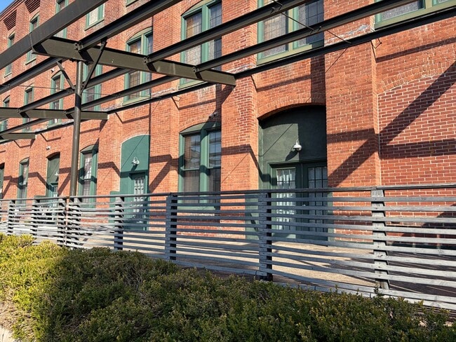 Building Photo - Sleek Manhattan Style Urban Condo Now Available in Byrne Lofts