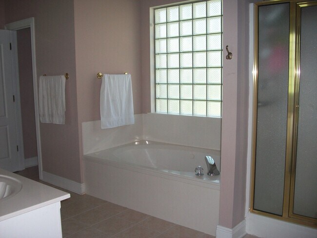 Building Photo - Spacious home in Woodlawn Estates