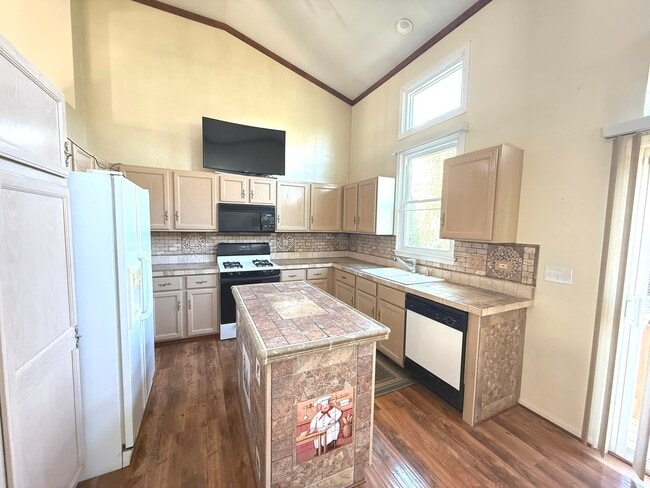 Building Photo - 374 W Boxwood Ct