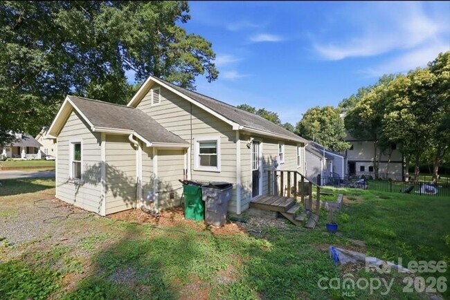 Building Photo - 2508 Rozzelles Ferry Rd