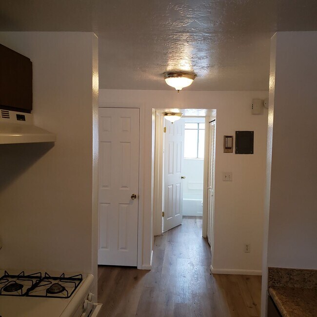 Building Photo - 1 B/ 1B Pet Friendly Apartment South of BYU