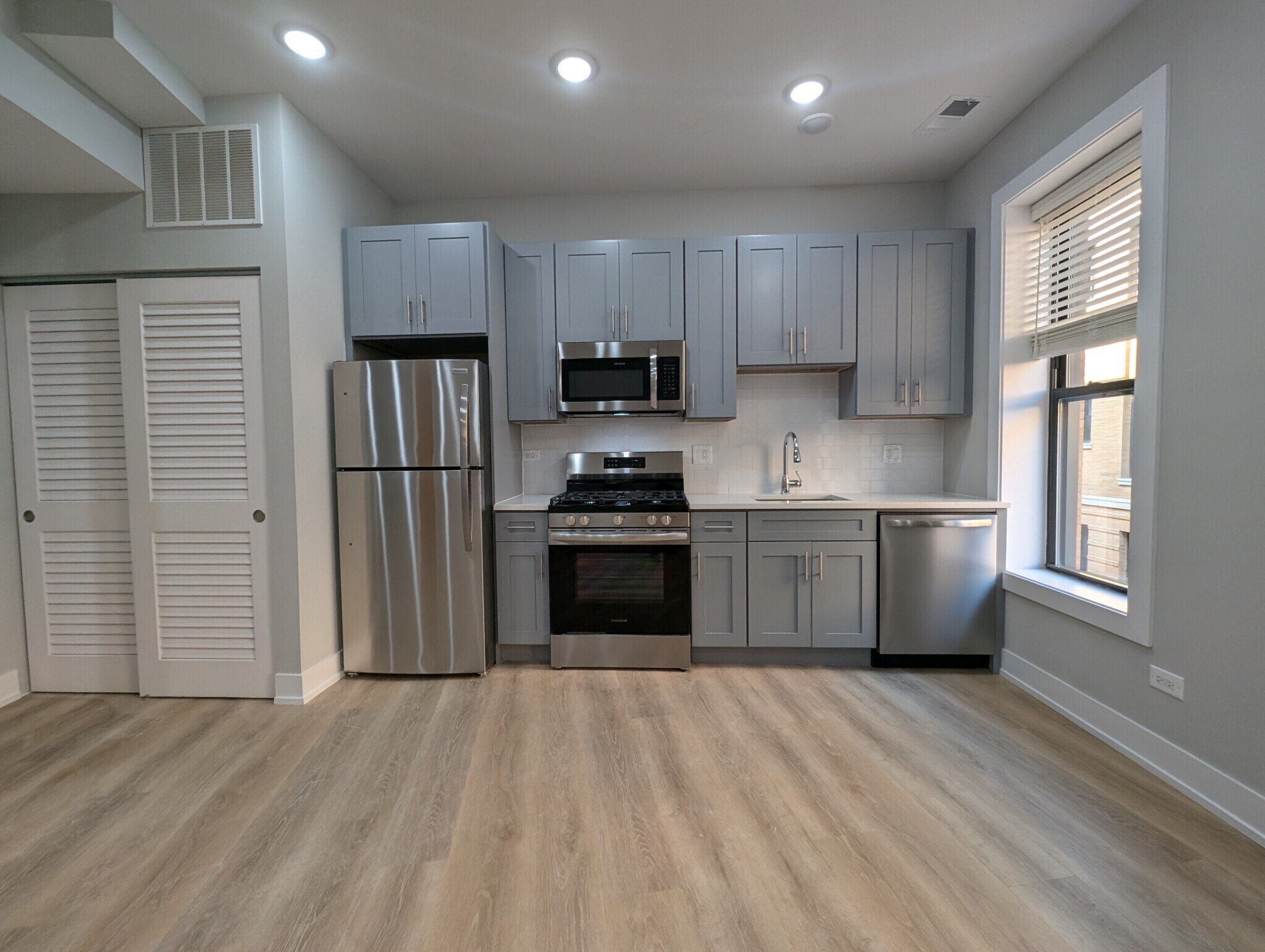 Building Photo - 437 W Belden