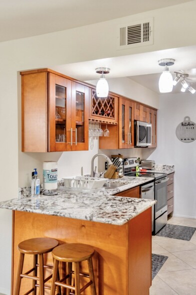 Building Photo - 351 N Hermosa Dr
