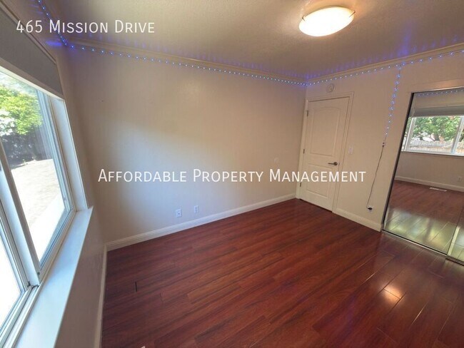 Building Photo - 465 Mission Dr