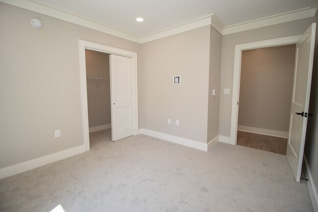 Building Photo - Historic Elegance Meets Modern Luxury – 2 Bed / 2 Bath Apartment in Downtown Columbia