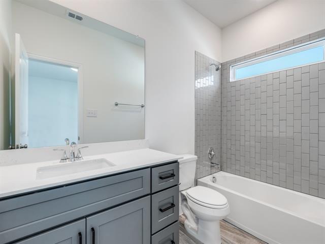 Building Photo - 604 Verona Dr