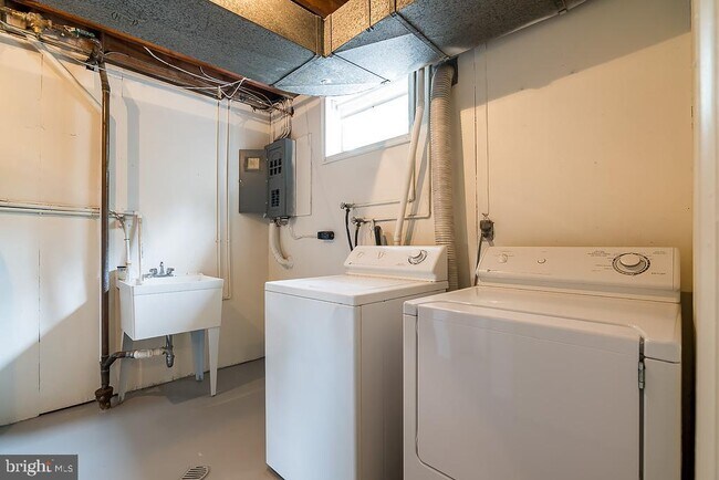 Building Photo - 3500 Hamlet Pl