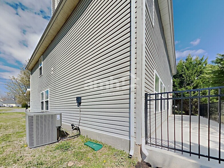 Building Photo - 1012 Montrose Dr