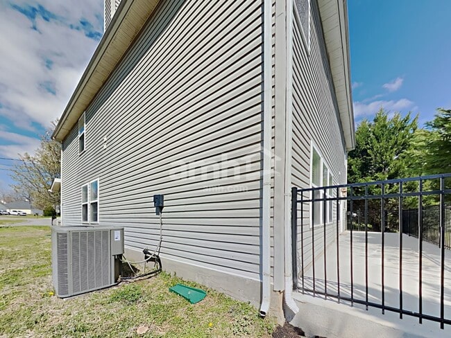 Building Photo - 1012 Montrose Dr
