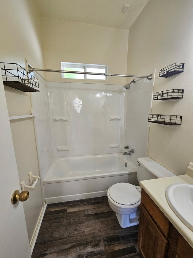 Building Photo - 1015 E 9th S