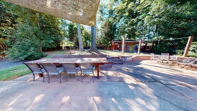 Building Photo - Super Cute One Level Home 1 mile from Toom...