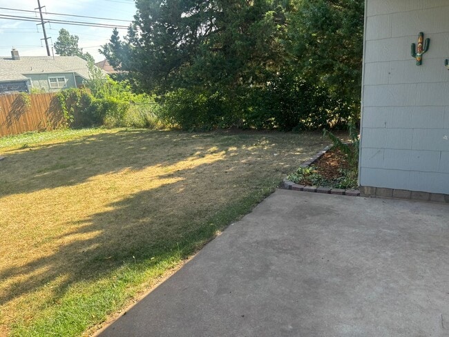 Building Photo - 2 BEDROOM | 1 BATH | WEST