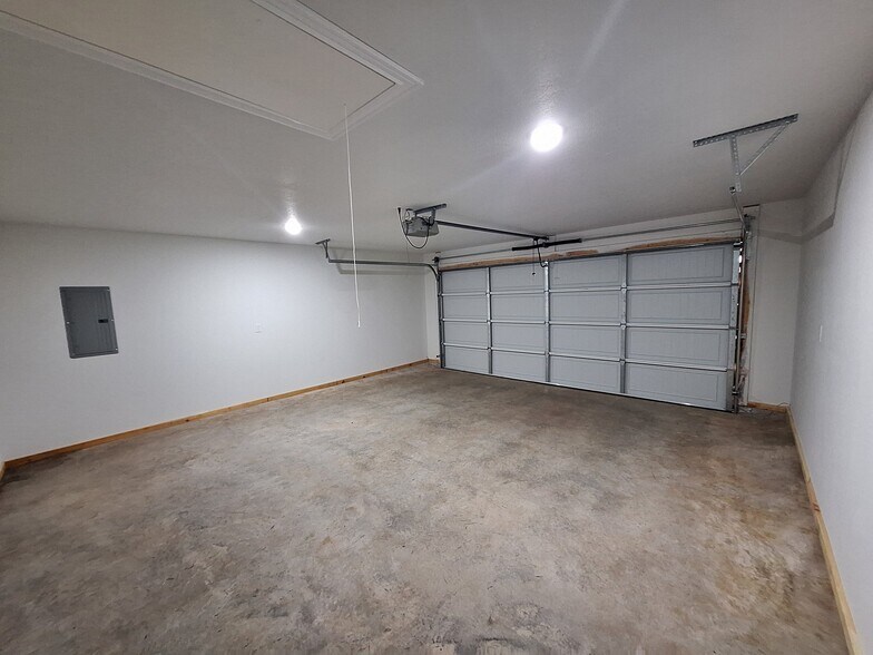 Building Photo - 2111 S Connor Ave