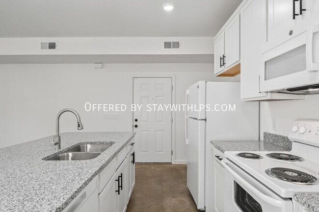 Building Photo - 1571 Court Ave