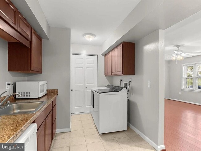 Building Photo - 9075 N Laurel Rd