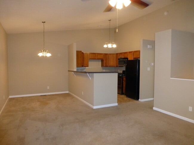 Building Photo - 3 bed, 2 bath, 2 car garage townhouse w/ b...