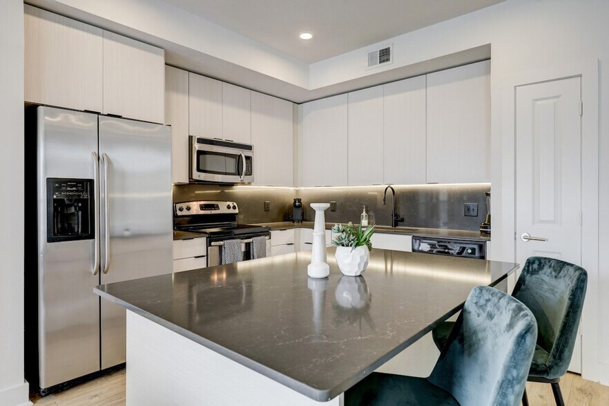 Building Photo - 2137 Pelham Dr