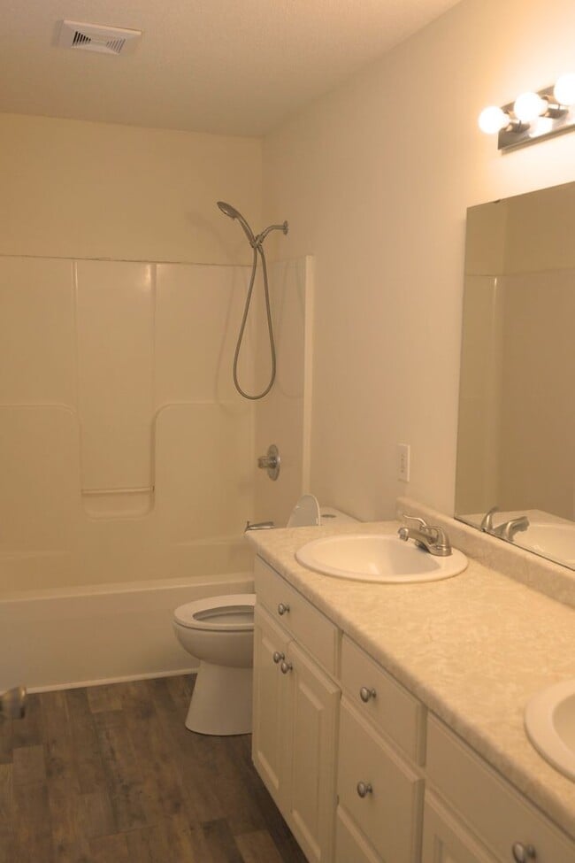 Building Photo - 3-bed, 2-bath house on 1.2 acres with stunning views of the mountains