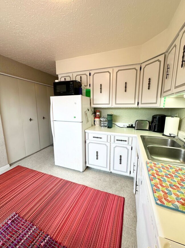 Building Photo - Rent-ready this July: 2 Bedroom and 1 Bath...
