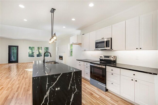 Building Photo - 3220 Sweetbriar Dr