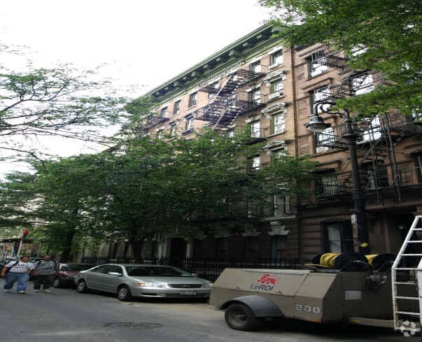 Building Photo - 65-67 Bank St