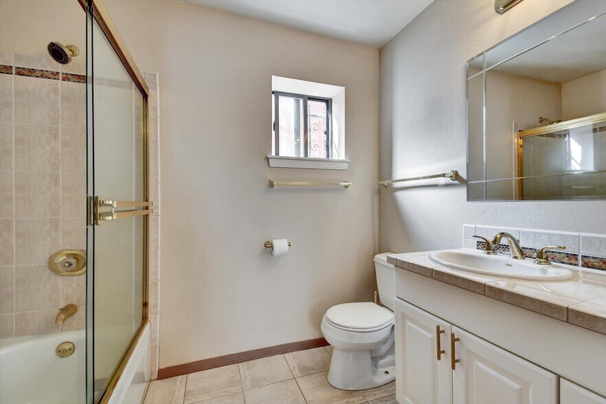 Building Photo - 616 Gravatt Dr