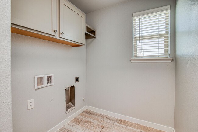 Building Photo - Beautiful 4 bed/2.5 baths in the desirable...