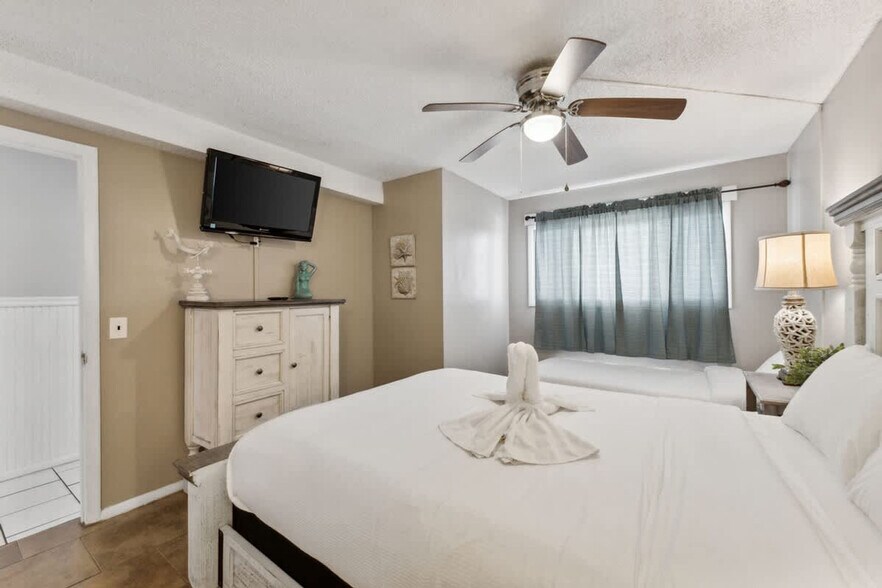 Building Photo - 8743 Thomas Dr