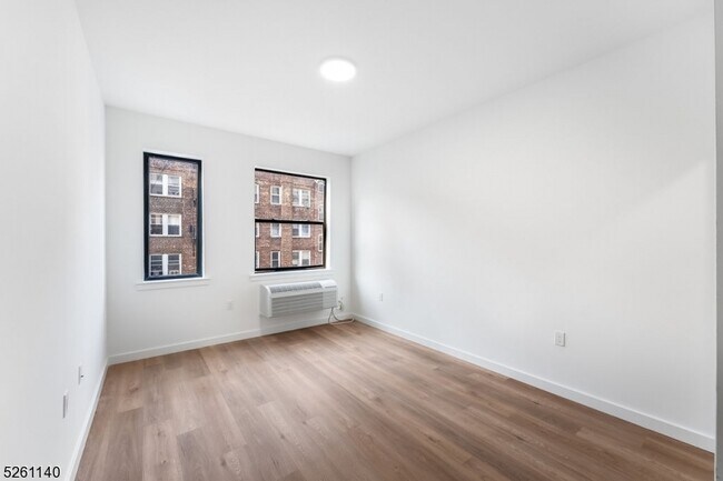 Building Photo - 25 Freeway Dr E