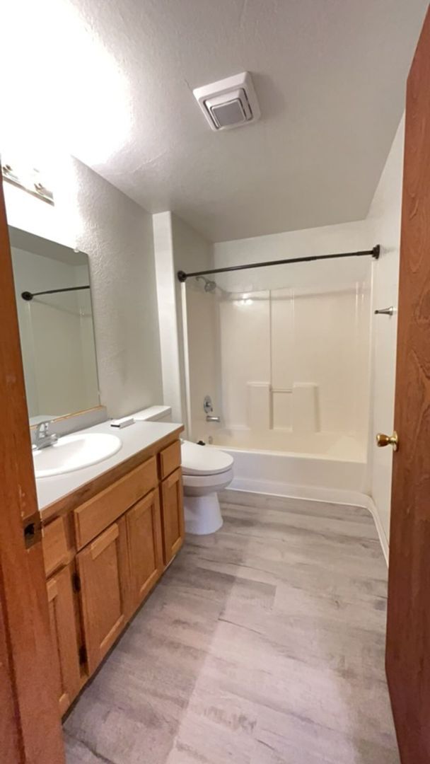 Building Photo - 3 Bedroom 2 Bath Single Family Home with 2...