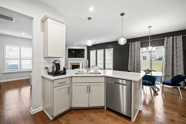 Building Photo - 2615 Quarterdeck Dr