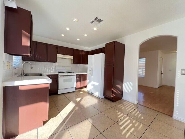 Building Photo - Stunning 5 bedroom, 2.5 bathroom home