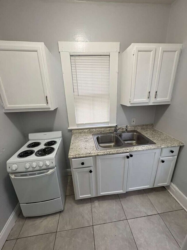 Building Photo - 140 E 5th St