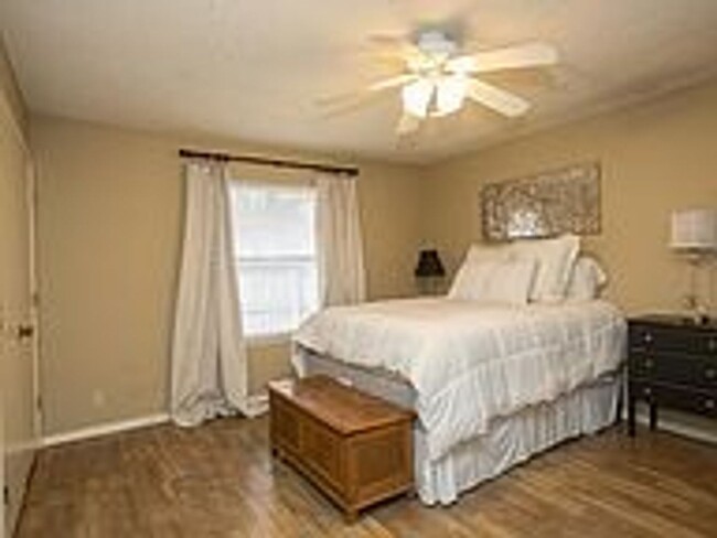 Building Photo - NO PETS ALLOWED: Wonderful 2 bedroom, 2 ba...