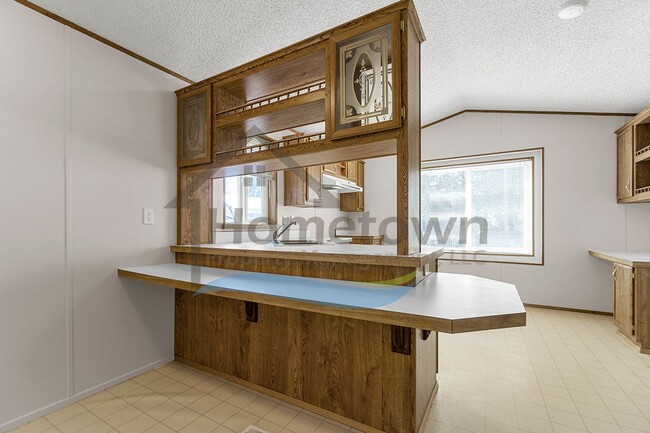 Building Photo - 2 Bedroom 1 Bath Home with Off-Street Park...