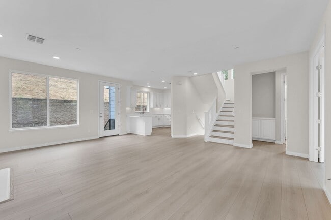 Building Photo - Gorgeous remodeled 3 bedroom, 3 full bathroom home for rent!