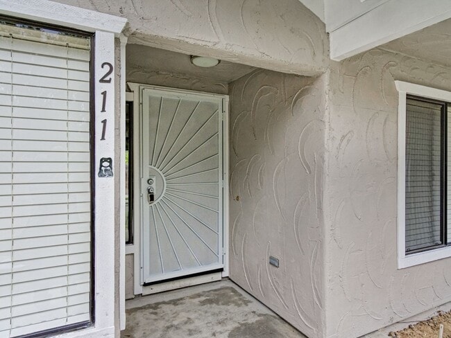 Building Photo - Remodeled Home On Quiet Cul-de-sac