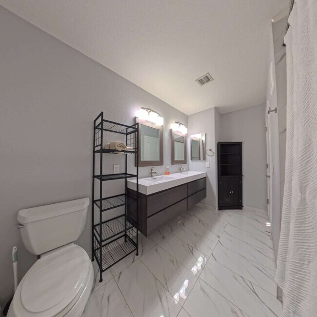 Building Photo - 1 BED 1 BATH CONDO 2nd FLOOR AT OPULENCE!