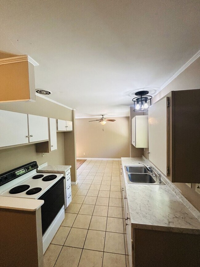 Building Photo - Charming 3-Bedroom Ranch in Prime Location!