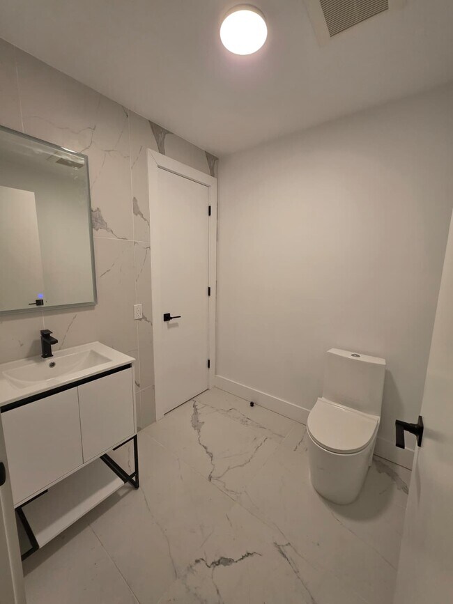 Building Photo - 286 Hawthorne Ave