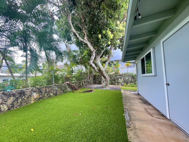 Building Photo - 1508 Keolu Dr