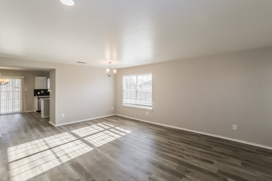 Building Photo - 628 Rockbrook Dr