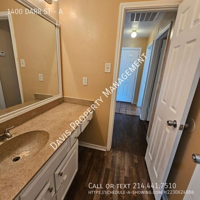 Building Photo - 1400 Darr St