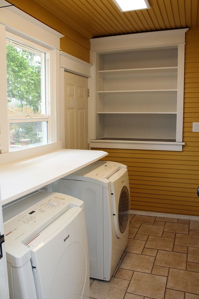 Building Photo - 5002 SE 97th Ave