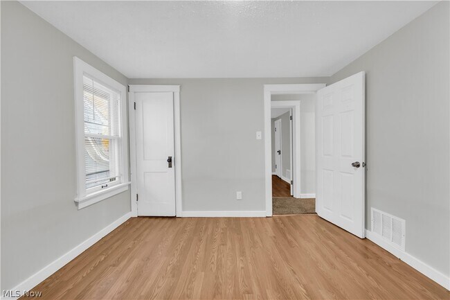 Building Photo - 485 E Archwood Ave